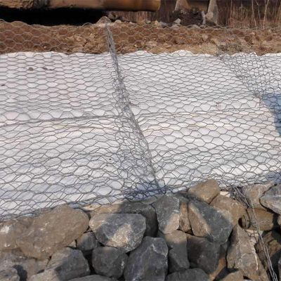 铅丝石笼网构成维护层避免水流淘刷